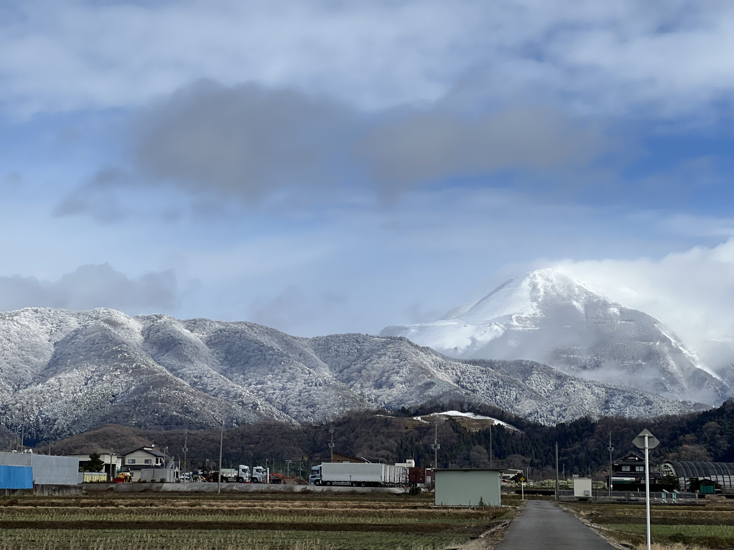 撮りにこんせ‼フォトコンテスト|滋賀・長浜北部|11月11日1枚目 冬の伊吹山