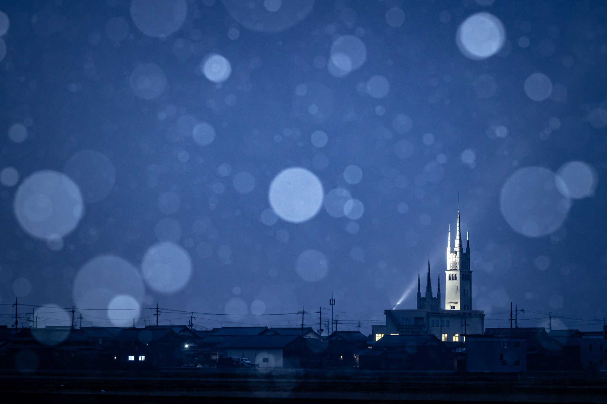 撮りにこんせ‼フォトコンテスト|滋賀・長浜北部|11月14日1枚目 懐かしき、雪のヤンマー会館