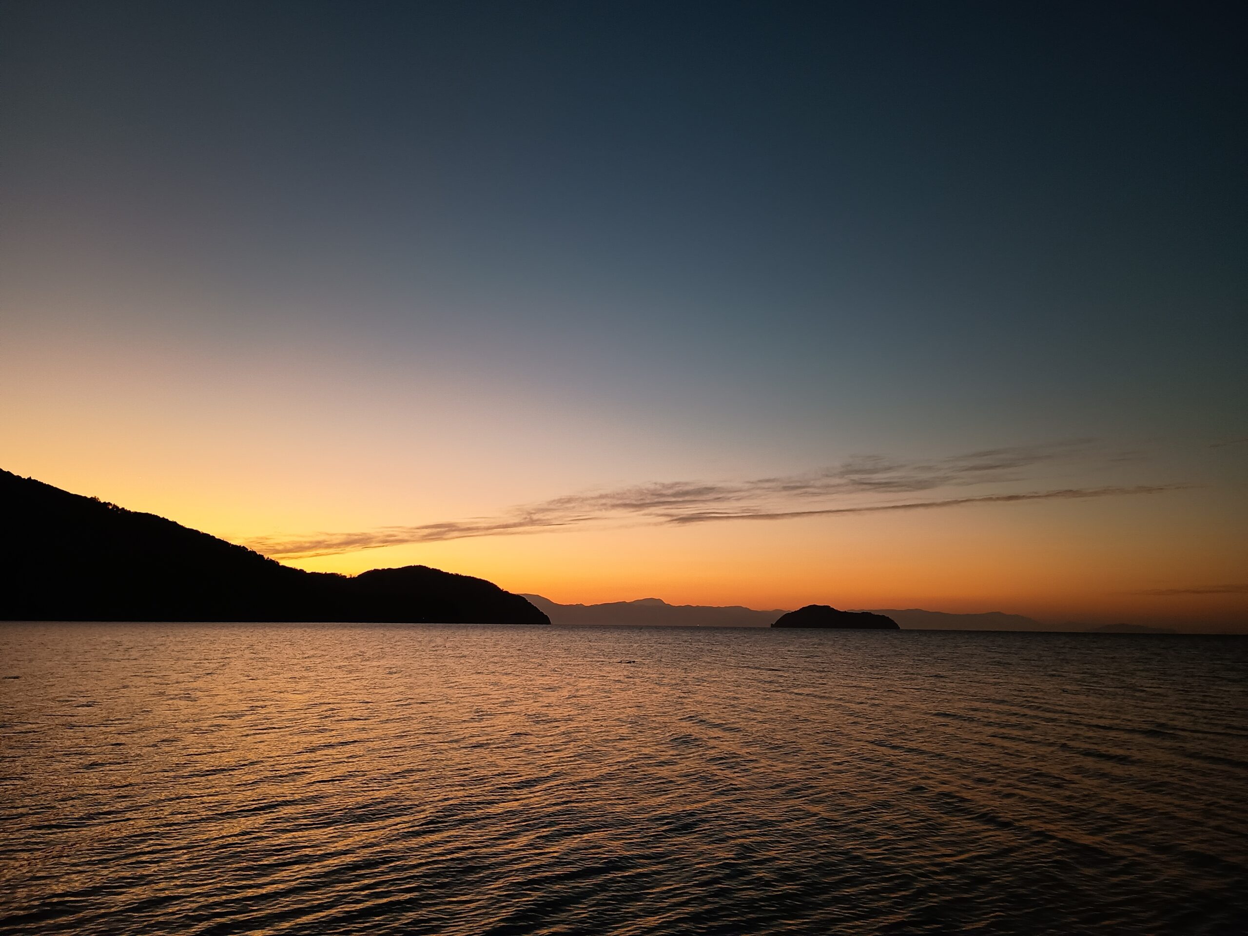 撮りにこんせ‼フォトコンテスト|滋賀・長浜北部|11月18日3枚目 朝焼に浮かび上がる竹生島