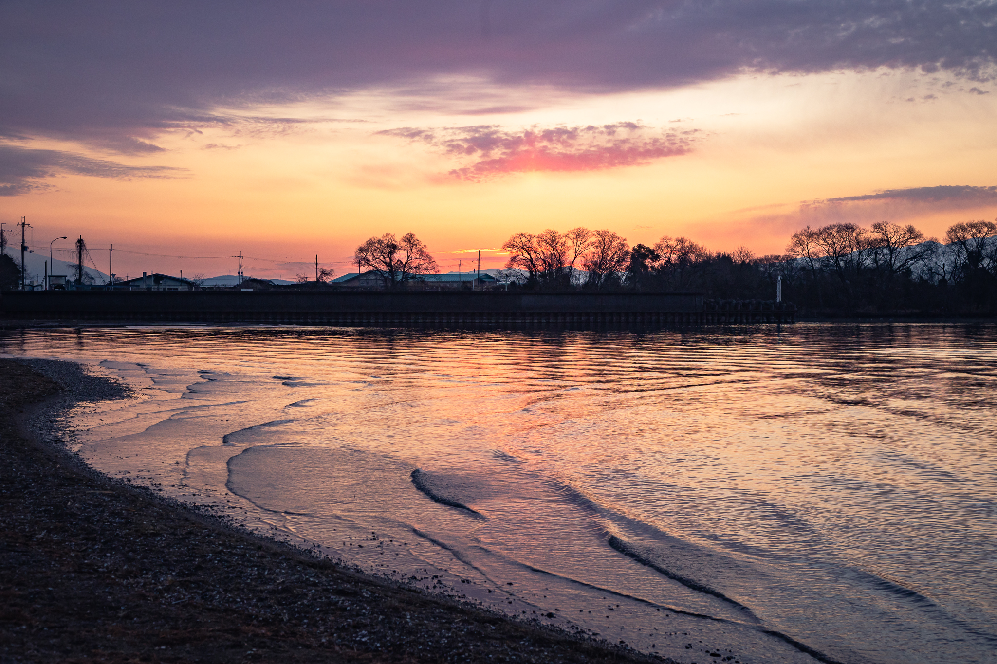 撮りにこんせ‼フォトコンテスト|滋賀・長浜北部|11月14日3枚目 朝焼けに染まるびわ湖