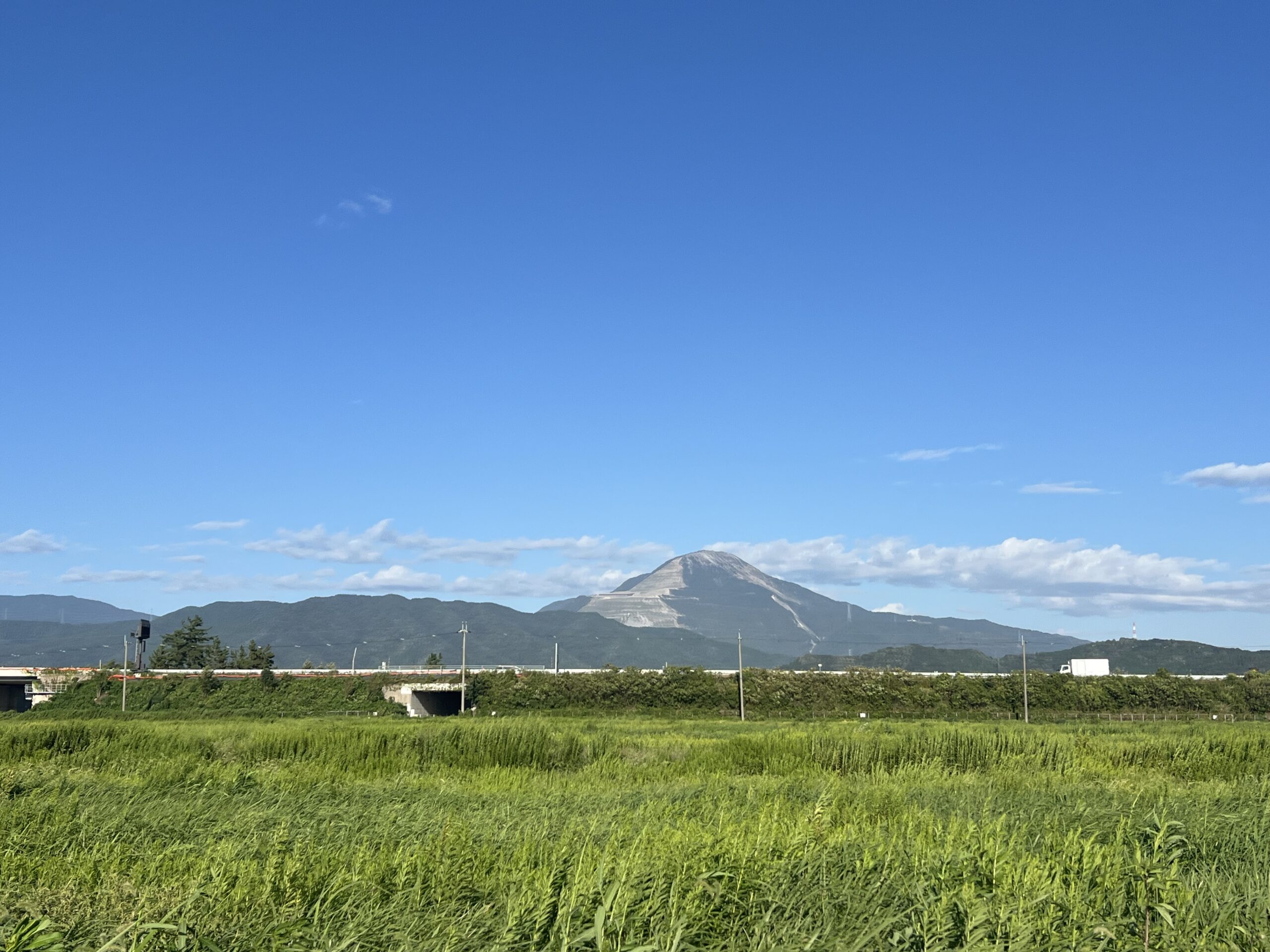 撮りにこんせ‼フォトコンテスト|滋賀・長浜北部|093007_青空と伊吹山