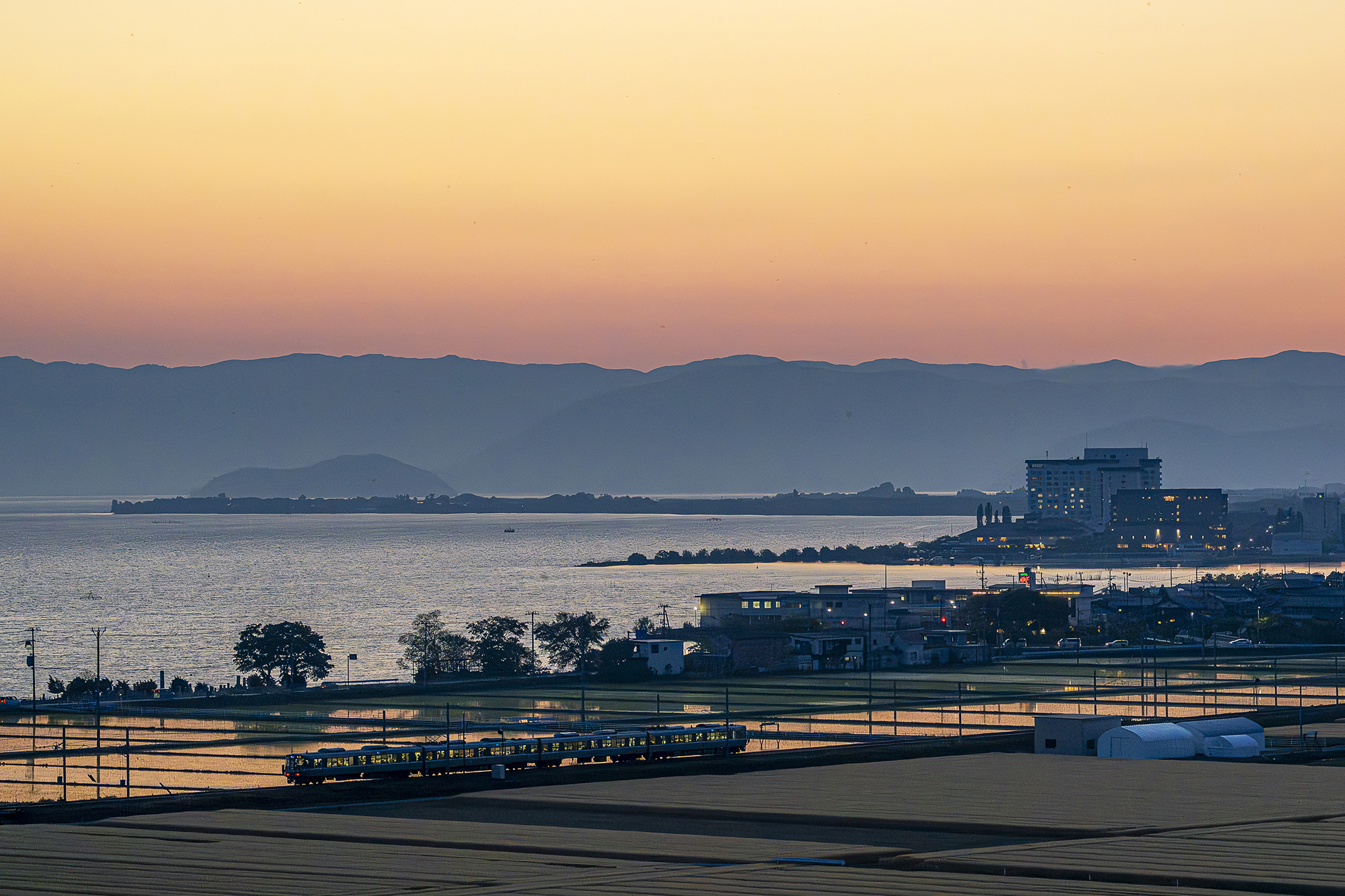 撮りにこんせ‼フォトコンテスト|滋賀・長浜北部|101410_夕暮れを行く