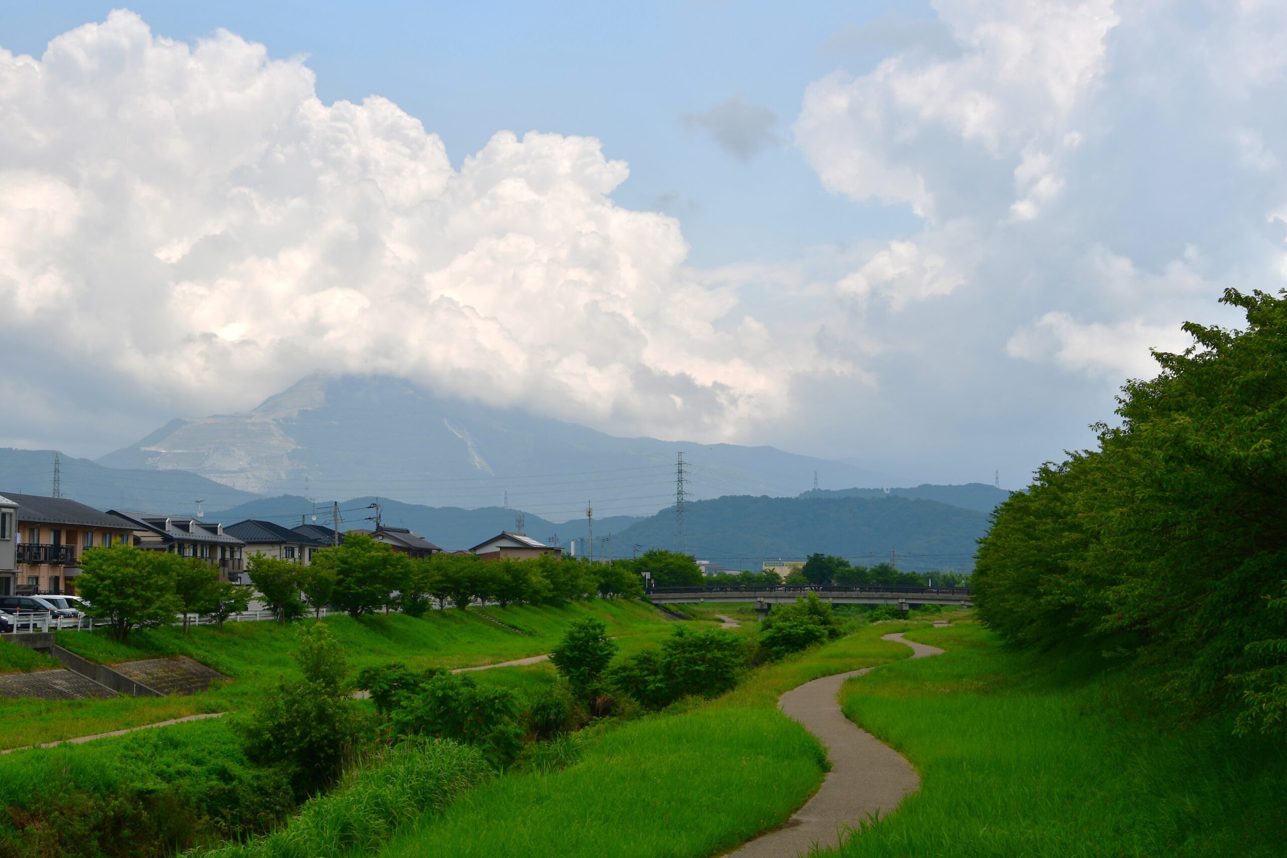 撮りにこんせ‼フォトコンテスト|滋賀・長浜北部|100707_伊吹山が見える川辺の散歩道